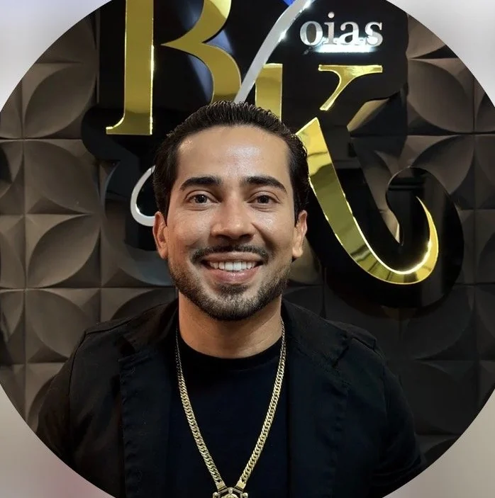 Bryan, ourives da BK Joias, na loja