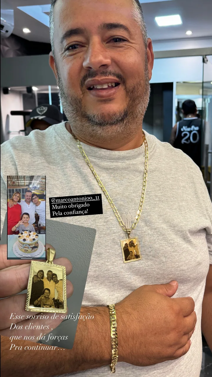 Cliente usando cordão, pingente e pulseira da BK Joias