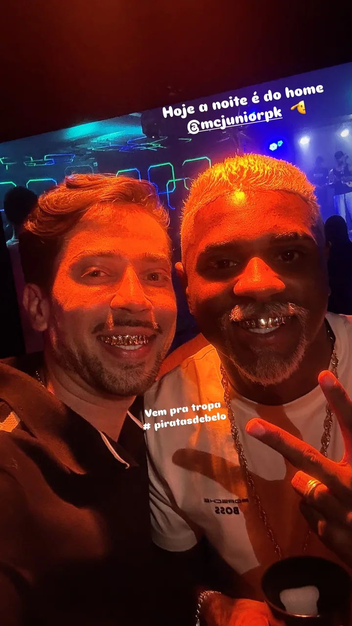Bryan da BK Joias ao lado de um cliente